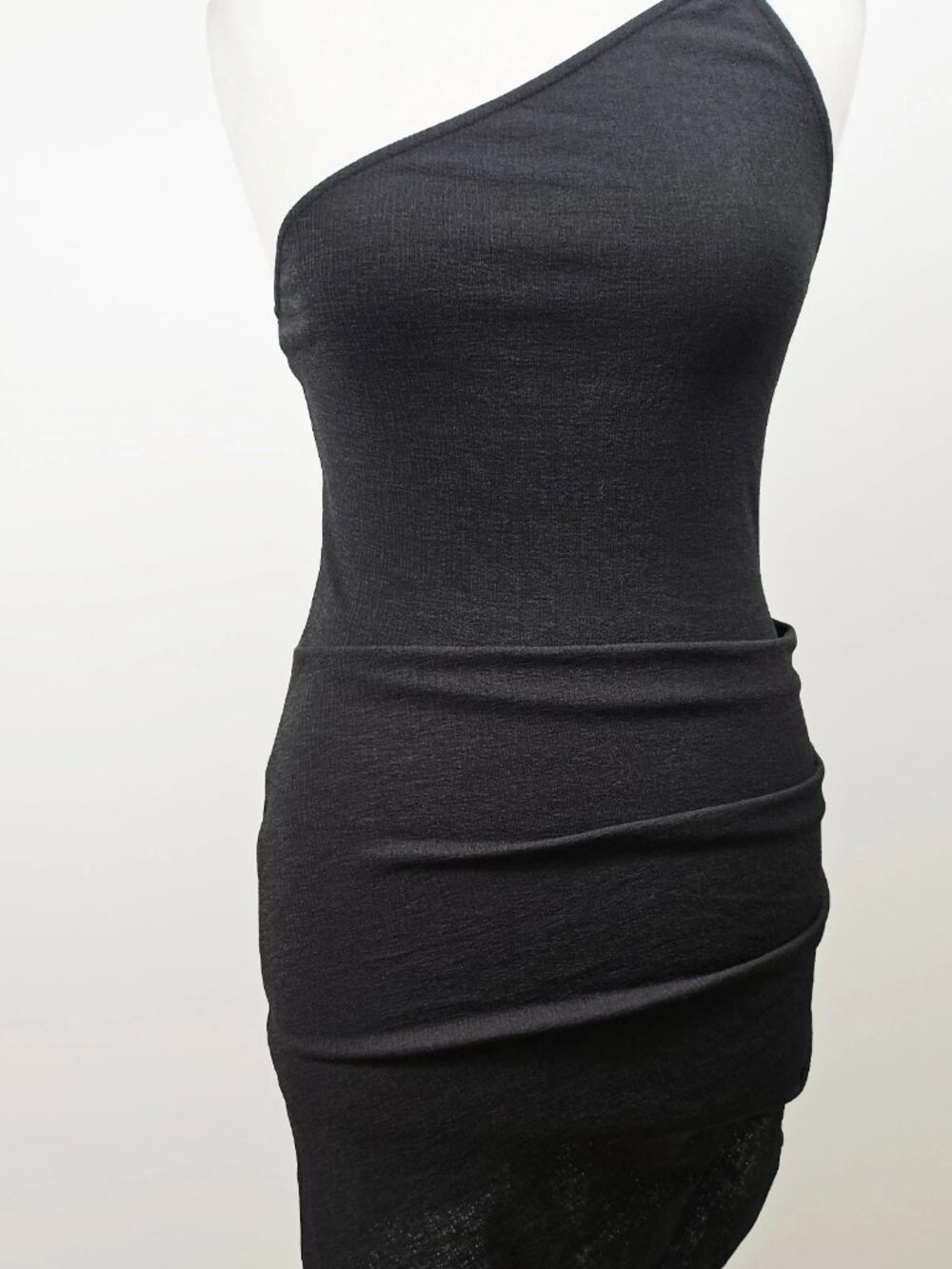 Mini top with single shoulder slit and fitted style, black color, tight fit
